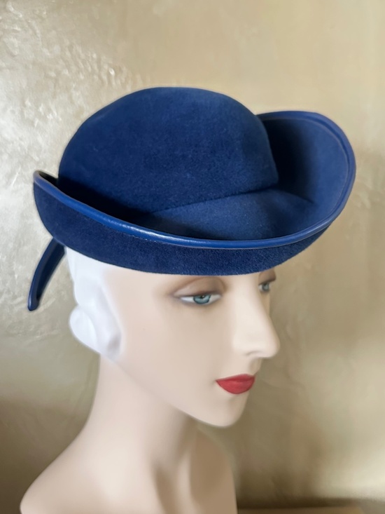 MOD 1960s\' NAVY VELOUR FELT HAT + VINYL EDGING & BACK STRIPS & \